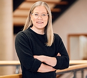 Studiengangsleiterin Anna Schulze in der Hochschule des Bundes für öffentliche Verwaltung